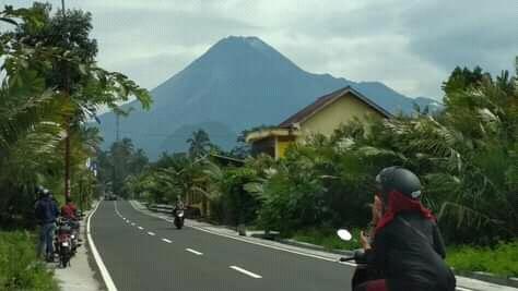 Merapi Kembali Luncurkan Awan Panas Pagi Ini